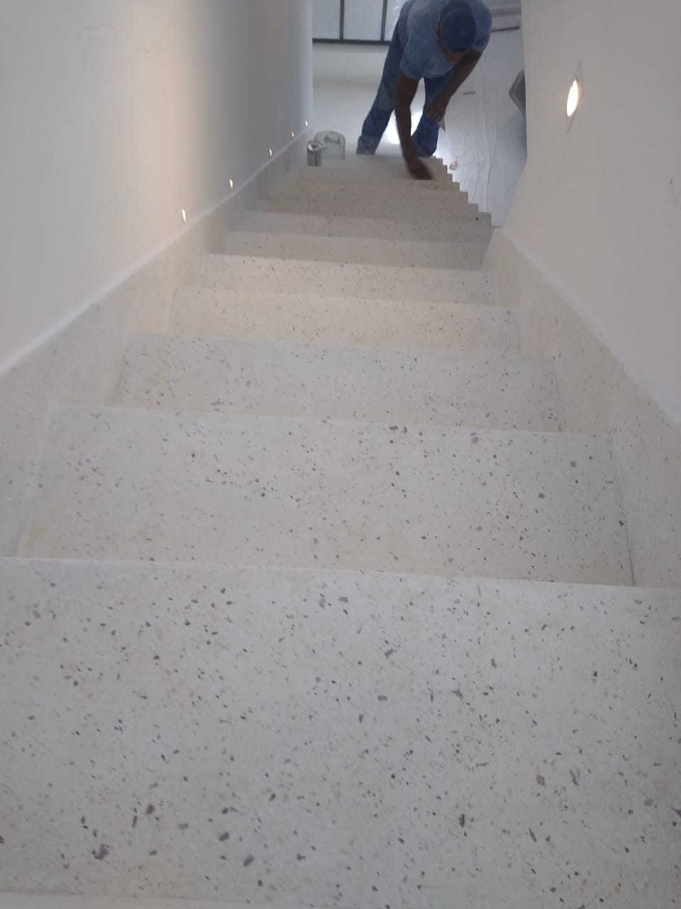 Profissional trabalhando em aplicação de granitina